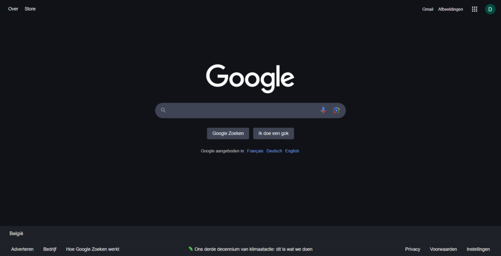 Google zoeken startpagina. Een zoekbalk, de talen en de mogelijkheid om een gesproken opdracht of afbeeldingsopdracht uit te voeren.