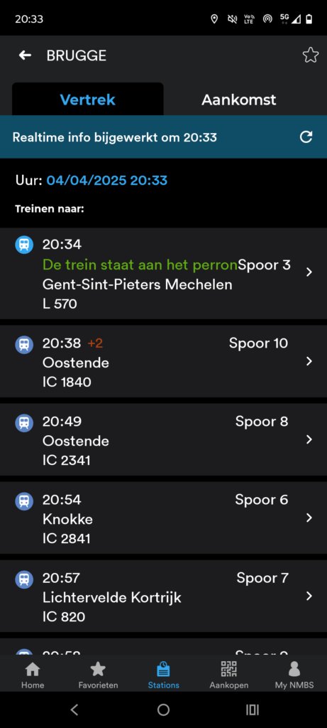 In het menu "Stations" kan je voor een specifiek station alle treinen zien die vertrekken en die aankomen met hun tijden, hun vertraging en of ze reeds aan het perron staan.